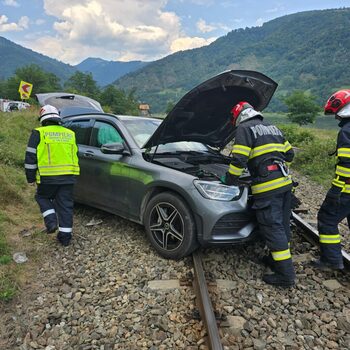 Vâlcea: Accident rutier la Câineni. O mașină a ajuns pe calea ferată