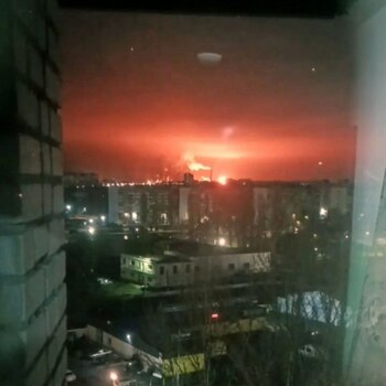 Explozii în orașele Engels si Saratov. O rafinărie a Rosneft, în flăcări după atacuri cu drone