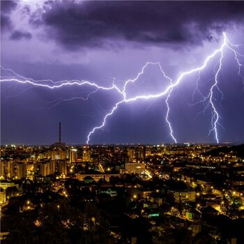 Meteorologii anunță vijelii și posibil grindină la București, vineri seara