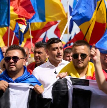 AUR a mărșăluit cu steaguri tricolore/ Simion îi numește „PAPAGALI” pe președinte și premier: „Nu au câștigat nimic (…)