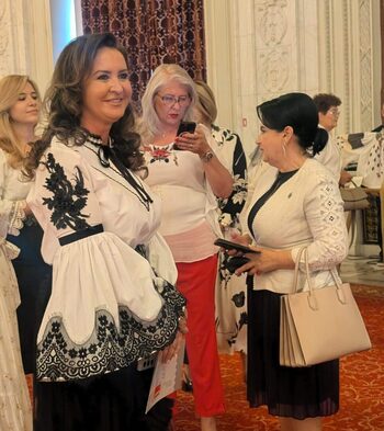 Natalia Intotero: Astăzi, la Parlamentul României, am sărbătorit cu mândrie Ia românească, simbol al identității, (…)