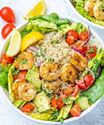 Cină rapidă și sănătoasă de vară: boluri mediteraneene cu creveți, pesto și quinoa – prospețime și gust intens în (…)