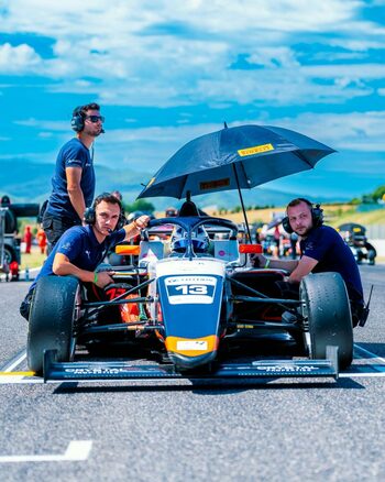 Vom avea un român în „Marele Circ”? Răspunsul unui manager italian din Formula 4 ne dă speranțe. SPECIAL