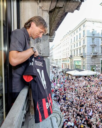 Modric (AC Milan), întâmpinat de o mulţime de fani în centrul oraşului Milano