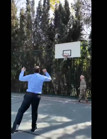 Președintele sirian Ahmad al-Sharaa, filmat jucând baschet în SUA alături de ofițeri americani de rang înalt, (…)