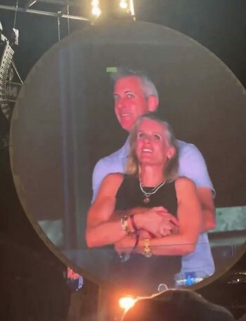 CEO-ul surprins cu amanta la concertul Coldplay, un adevărat loverboy. Cu cine își mai înșela soția și pe șefa de la HR