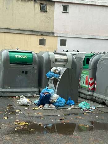 Cartelele pentru containerele de gunoi le dau bătăi de cap craiovenilor. Pungile cu gunoi sunt lăsate lângă containere