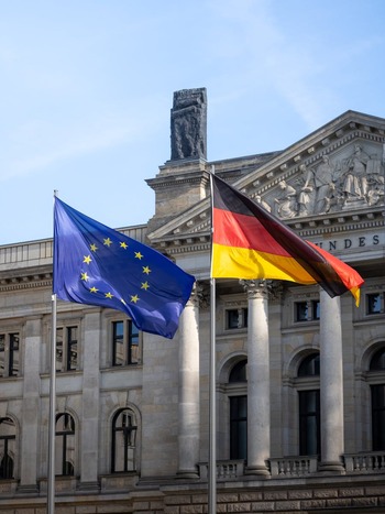 Germania demolează turnurile de răcire ale Centralei Nucleare de la Gundremmingen, în cadrul abandonării energiei (…)