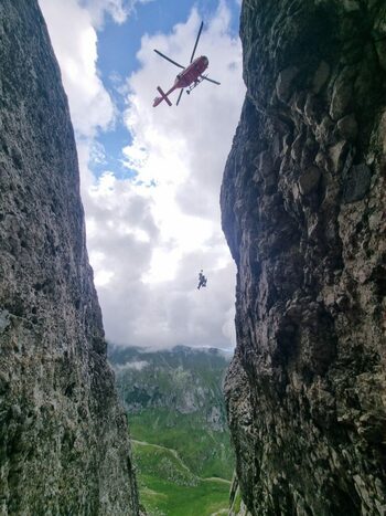Femeie rănită grav în Munții Bucegi, după ce a fost lovită de bolovani pe Valea Pietrelor