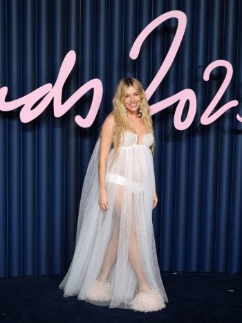 (VIDEO) Sienna Miller a dezvăluit că este însărcinată cu al treilea copil