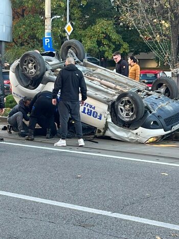 Craiova: Accident teribil pe Calea București. Ocupanții mașinii răsturnate, blocați între fiare
