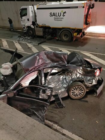 Un tânăr a murit şi altul a fost rănit după ce maşina lor s-a ciocnit cu o autoutilitară de salubritate într-un pasaj