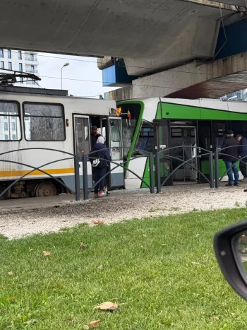 Două tramvaie s-au ciocnit într-o intersecție din Bucureşti. Un copil a ajuns la spital