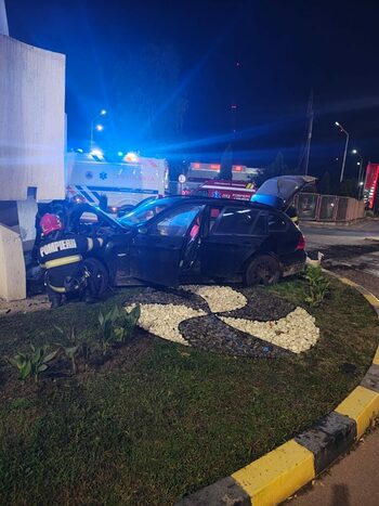 Accident în Botoșani: Doi răniți după ce mașina a ajuns în mijlocul sensului giratoriu