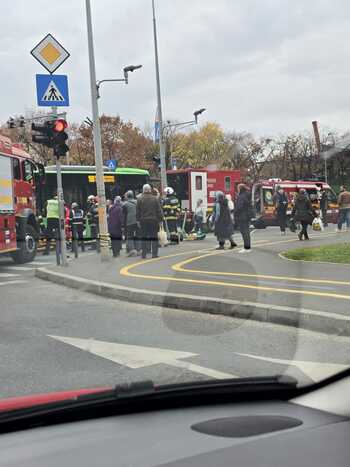 Accident grav în București, un tramvai s-a ciocnit cu un autobuz. Șapte persoane au cerut să fie duse la spital
