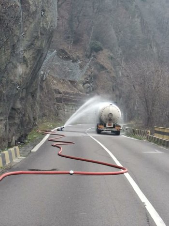 UPDATE: Valea Oltului rămâne închisă marți noaptea din cauza cisternei din care se scurge GPL