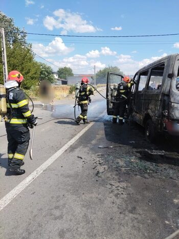 Un microbuz a luat foc pe DN56A, la ieșirea din localitatea Șimian.
