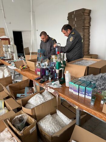 Fabrică ilegală de dispozitive electronice de vapat, descoperită de ANAF