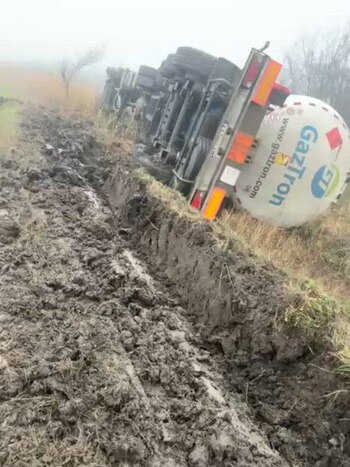 Alertă pe DN 26, după ce o cisternă cu GPL s-a răsturnat într-un șanț. Pompierii intervin de urgență