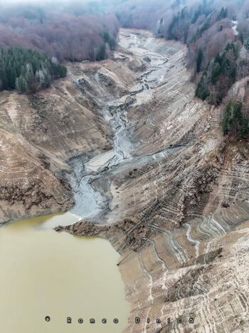 FOTO Lacul Vidraru, golit pentru prima dată în aproape 60 de ani: retehnologizare de 225 de milioane de euro / Apa (…)