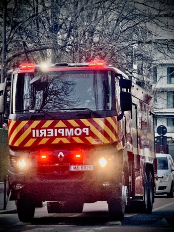 UPDATE Incendiu la o hală din Timiș: pompieri intervin cu opt autospeciale