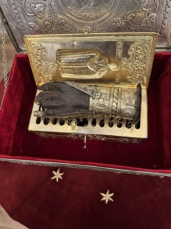 Mâna stângă a Sfântului Haralambie, 'singurul sfânt care a trăit în trei secole', e adusă la Catedrala Episcopală (…)