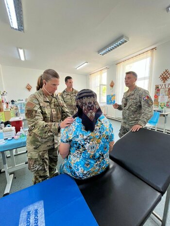 Medici militari americani au consultat gratuit locuitorii din Murighiol, Dunăvățu de Jos și Sfântu Gheorghe / (…)