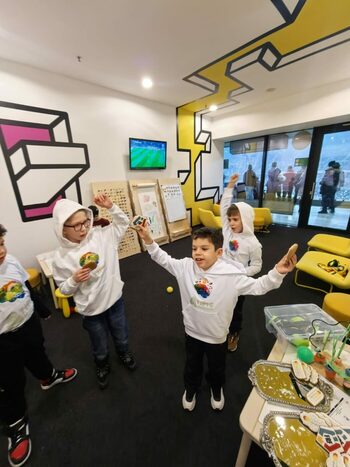 Loja Senzorială Neuroatipic League, 258 de copii sprijiniți să urmărească fotbalul live! Primul an de incluziune pe (…)