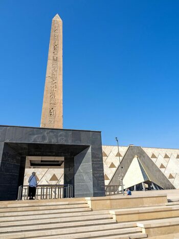 Muzeul de 1 miliard de dolari al Egiptului își deschide porțile. Masca de aur a lui Tutankhamon și peste 100.000 de (…)
