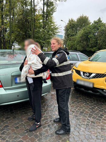 Sectorul 6: O mamă care s-a oprit să alăpteze pe marginea drumului a uitat cheia în mașină, iar bebelușul a rămas (…)