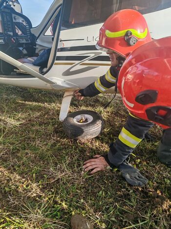 Incident la un aerodrom din Neamț: Un avion ultraușor a aterizat de urgență după o defecțiune