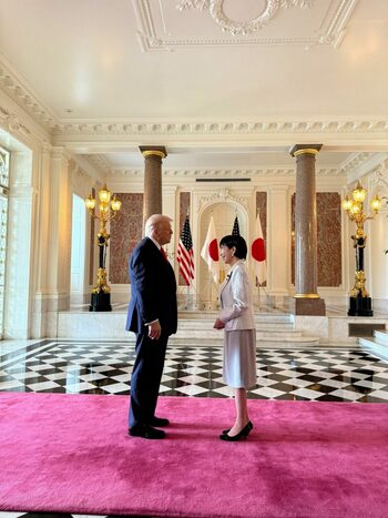 Prima femeie premier a Japoniei îl face pe Trump fericit: îi face cadou o trusă de golf. Urmărește primirea (…)