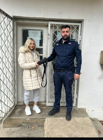 O geantă cu 2.000 de euro găsită în Cujmir a fost restituită proprietarei datorită unui localnic și polițiștilor