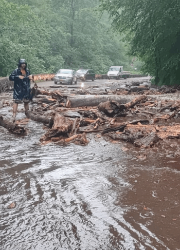 Argeș: Trafic blocat de viituri pe DN 7C, Transfăgărășan