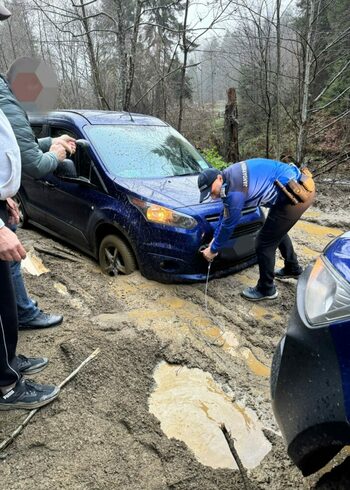 Patru turiști care au vrut să ajungă la Chilia lui Arsenie Boca au rămas blocați pe drumul forestier