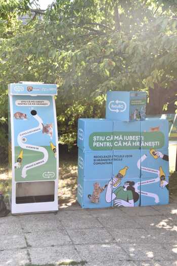 Automate cu hrană și apă pentru pisici – amplasate la Muzeul Satului