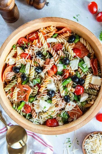 Cea mai simplă și delicioasă rețetă de vară. Felul de mâncare care îmbină aroma pastelor cu gustul preferat de pizza