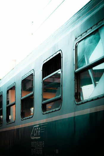 Trenurile care au plecat spre litoral au avut întârzieri de până la trei ore din cauza unei probleme între Feteşti (…)