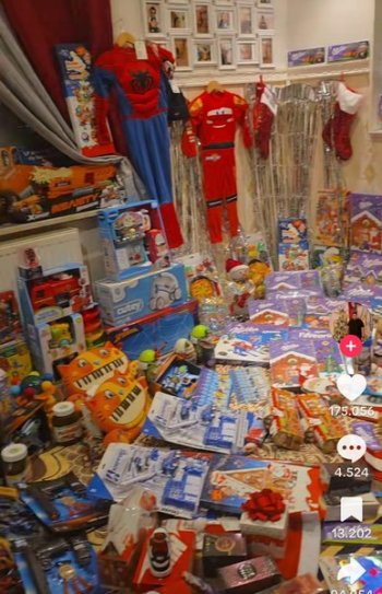 Capcana cadourilor de Sărbători. Psiholog: „Cadourile scumpe ar trebui asumate de părinți, nu de Moșul”