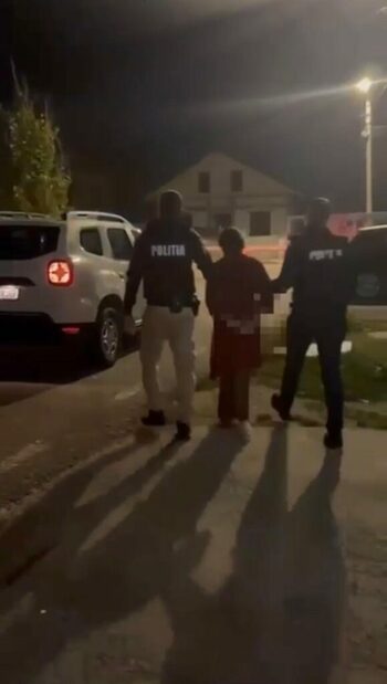 Dolj: Tânără arestată după ce a furat bijuteriile unei femei pretinzând că le descântă