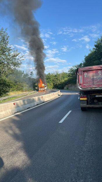Trafic rutier blocat pe DN7. Un autotren a luat foc