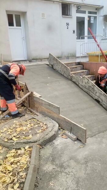 (P) Primăria Sector 5 continuă amenajarea rampelor în scările de bloc