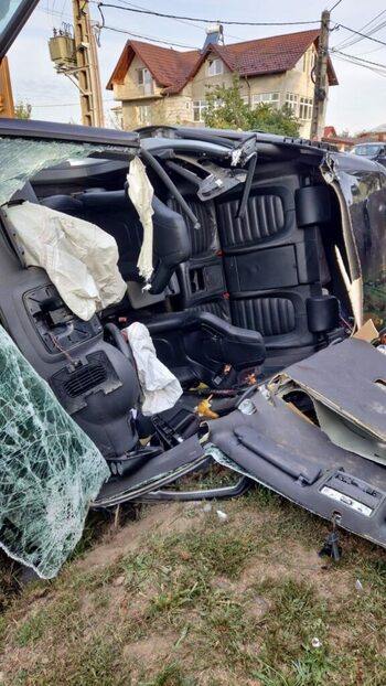 Doi tineri au murit, după ce maşina unuia a intrat pe contrasens
