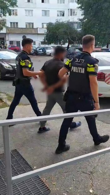 Doi bărbați, reținuți după ce au furat mai multe bunuri din subsolul unui bloc din Craiova
