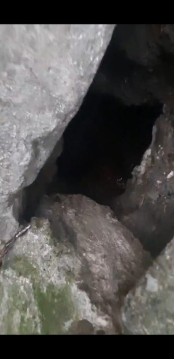 Intervenție greoaie la o avarie produsă la o conductă de termoficare. Apa fierbinte a inundat subsolul unui bloc