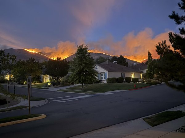 Mega-incendiul Hawk scapă de sub control în Nevada. 90.000 de oameni, evacuați din apropierea orașului Reno. Flăcările au mistuit deja mai multe case (Gândul)